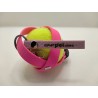Portapallina rosa fluo con etichetta lilla con pallina da tennis al suo interno