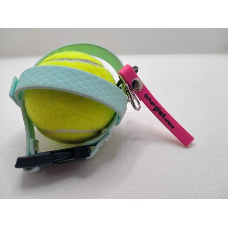 Portapallina verde acqua con etichetta rosa fluo con pallina da tennis al suo interno