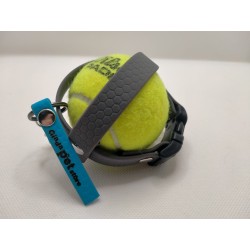 Portapallina grigio antracite con etichetta blu elettrico con pallina da tennis al suo interno