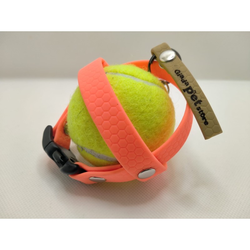 Portapallina arancione fluo con etichetta oro con pallina da tennis al suo interno