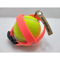 Portapallina arancione fluo con etichetta oro con pallina da tennis al suo interno
