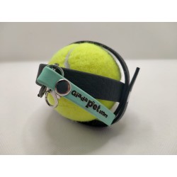 Portapallina nero con etichetta verde acqua con pallina da tennis al suo interno