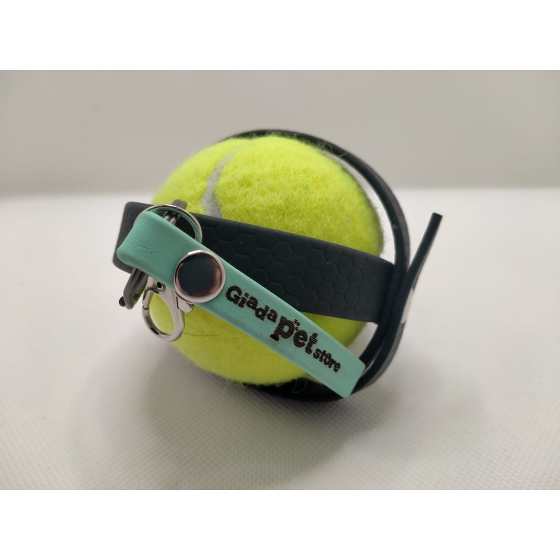 Portapallina nero con etichetta verde acqua con pallina da tennis al suo interno