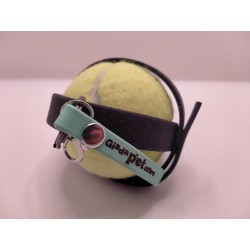 Portapallina nero con etichetta verde acqua con pallina da tennis al suo interno